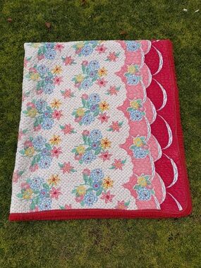 Vintage Floral Scallop Quilt Ruffled Edge Red Pink Blue 66x74 Cutter Crafts